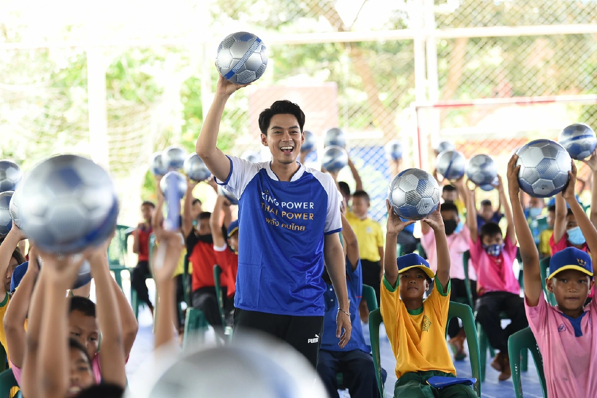 แดน วรเวช ร่วมแจกฟุตบอลสร้างแรงบันดาลใจให้กับน้องๆที่จ.สุพรรณบุรี