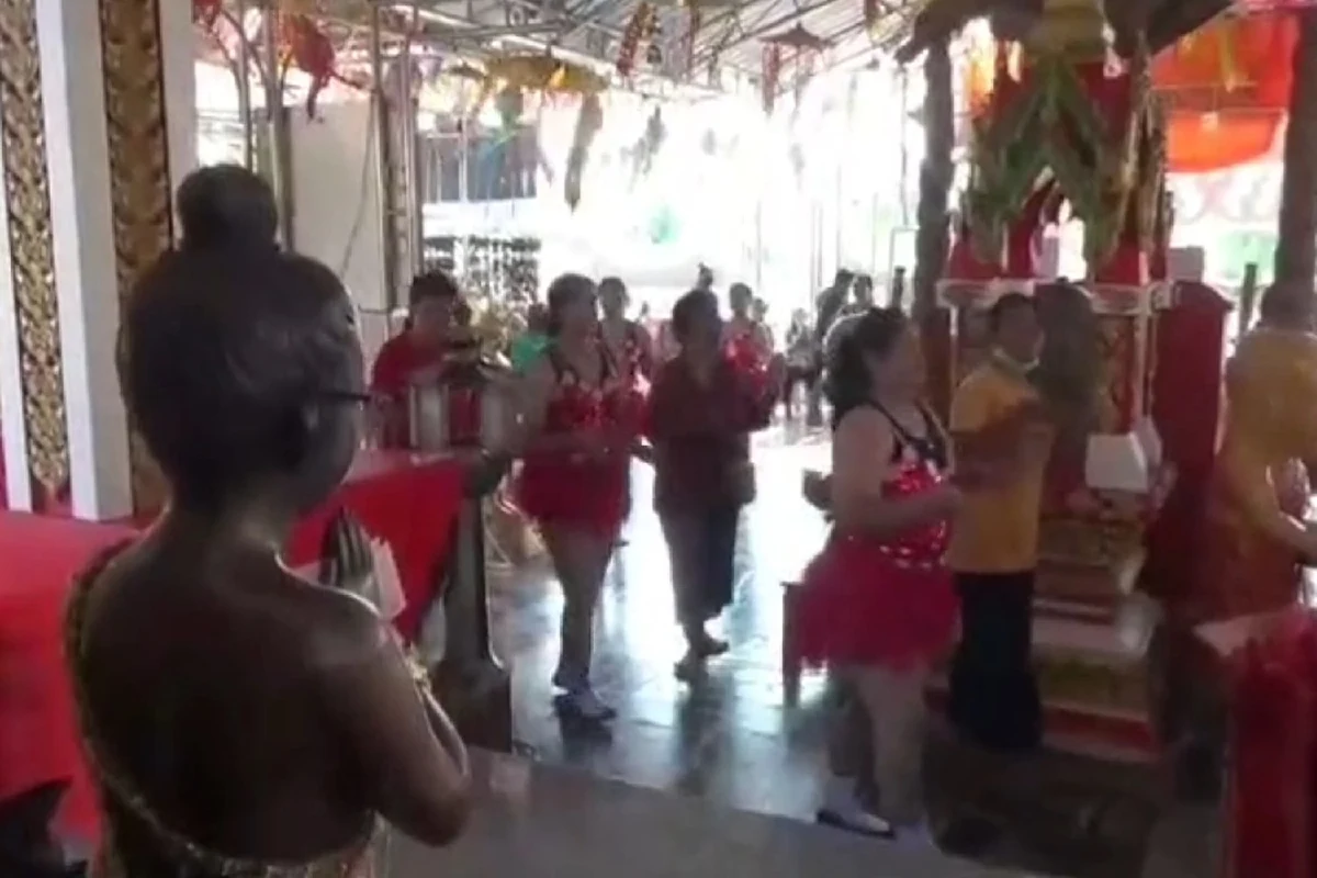 "ไอ้ไข่"โผล่หลายวัดให้นักเสี่ยงโชคกราบไหว้ขอเลขเด็ดใกล้วันหวยออก