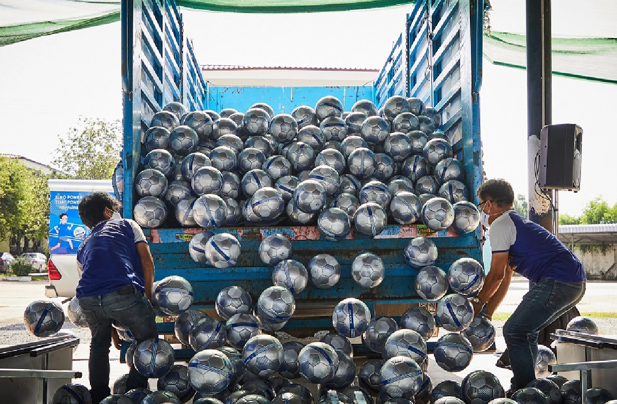 แดน วรเวช ร่วมแจกฟุตบอลสร้างแรงบันดาลใจให้กับน้องๆที่จ.สุพรรณบุรี