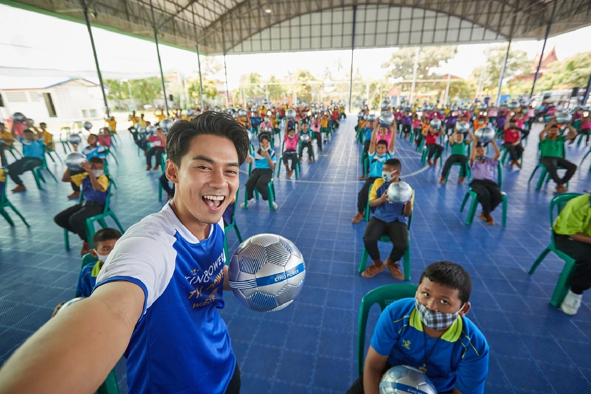 แดน วรเวช ร่วมแจกฟุตบอลสร้างแรงบันดาลใจให้กับน้องๆที่จ.สุพรรณบุรี