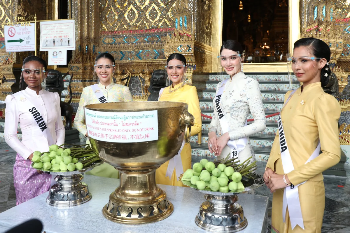 30 สาวงาม “มิสยูนิเวิร์สไทยแลนด์ 2020” สุดสง่าในชุดไทยจิตรลดา เดินทางกราบสักการะสิ่งศักดิ์สิทธิ์ 