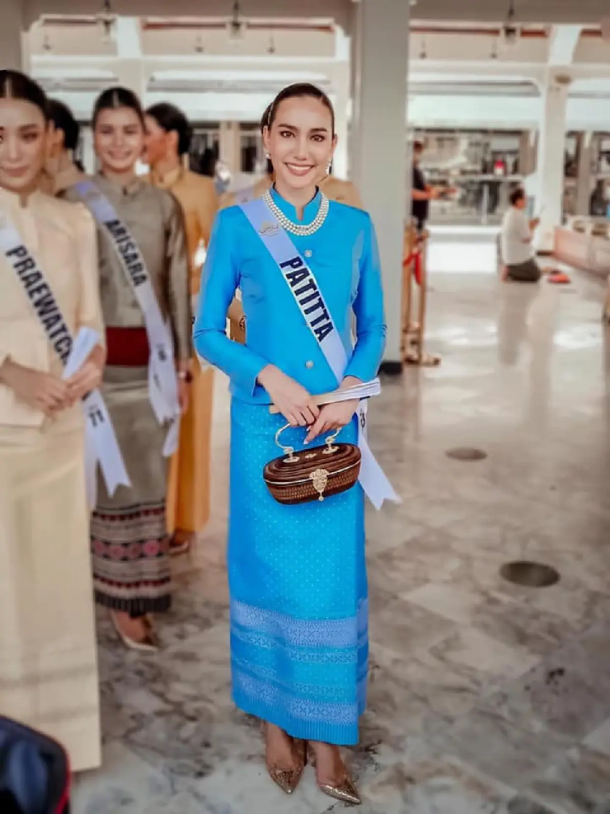 30 สาวงาม “มิสยูนิเวิร์สไทยแลนด์ 2020” สุดสง่าในชุดไทยจิตรลดา เดินทางกราบสักการะสิ่งศักดิ์สิทธิ์ 