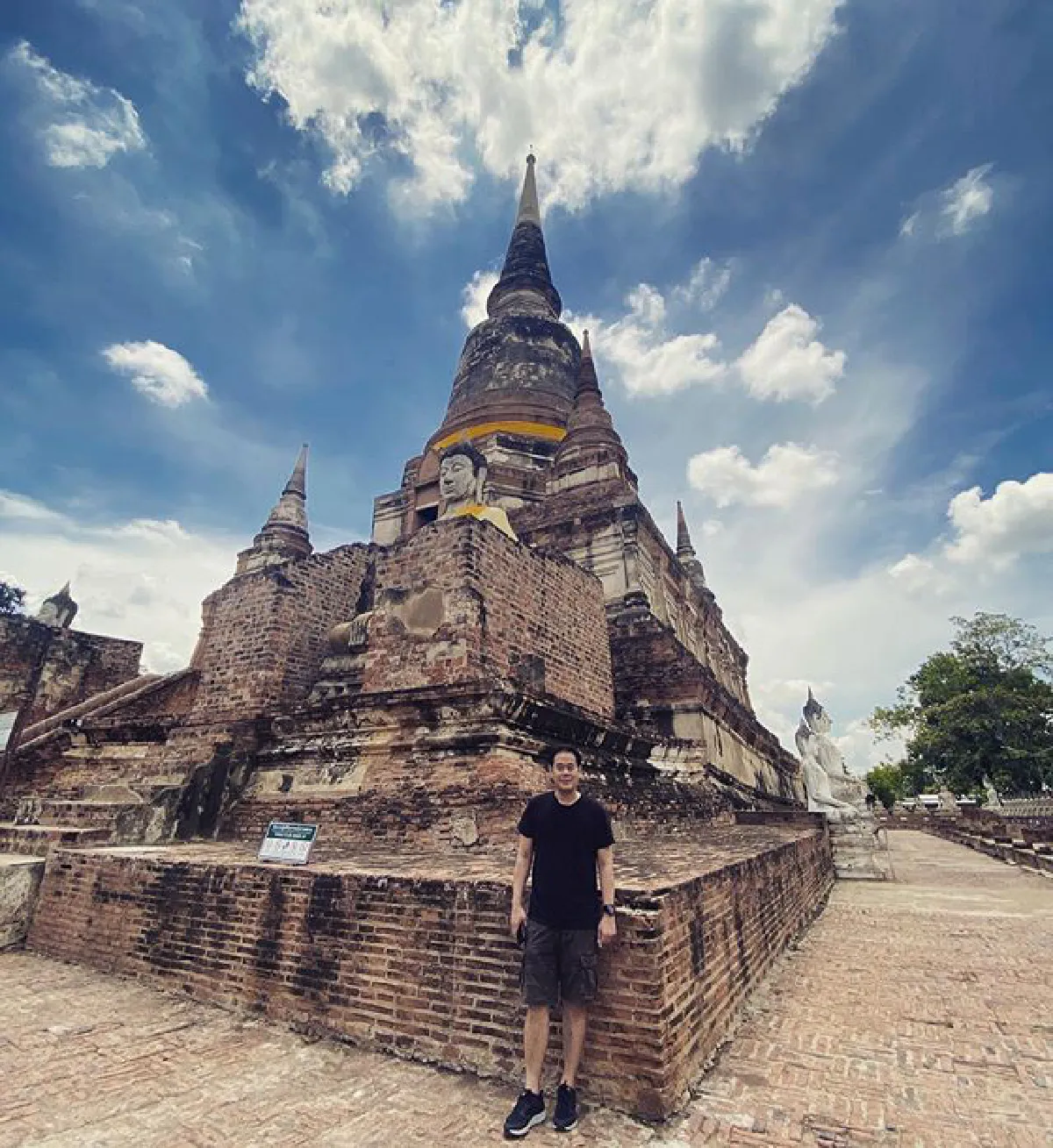 ธัญญ่า โผล่คอมเมนต์แซวรูป เป๊ก สัณชัย ถามผู้ดูแลคนไหนถ่ายให้?