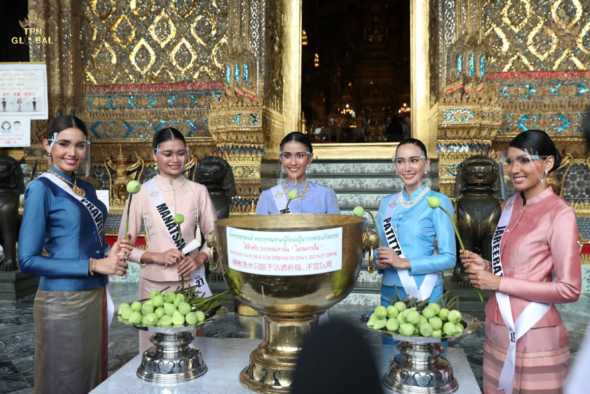 30 สาวงาม “มิสยูนิเวิร์สไทยแลนด์ 2020” สุดสง่าในชุดไทยจิตรลดา เดินทางกราบสักการะสิ่งศักดิ์สิทธิ์ 