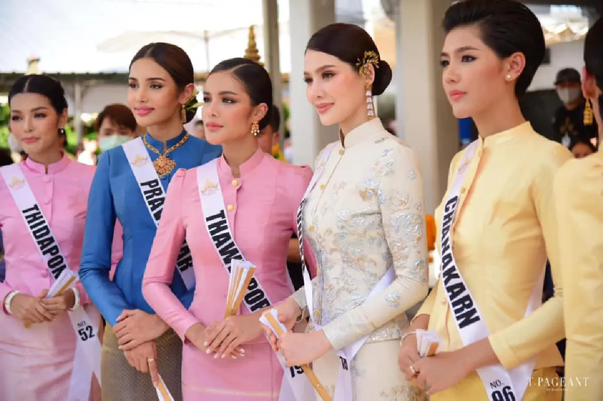 30 สาวงาม “มิสยูนิเวิร์สไทยแลนด์ 2020” สุดสง่าในชุดไทยจิตรลดา เดินทางกราบสักการะสิ่งศักดิ์สิทธิ์ 