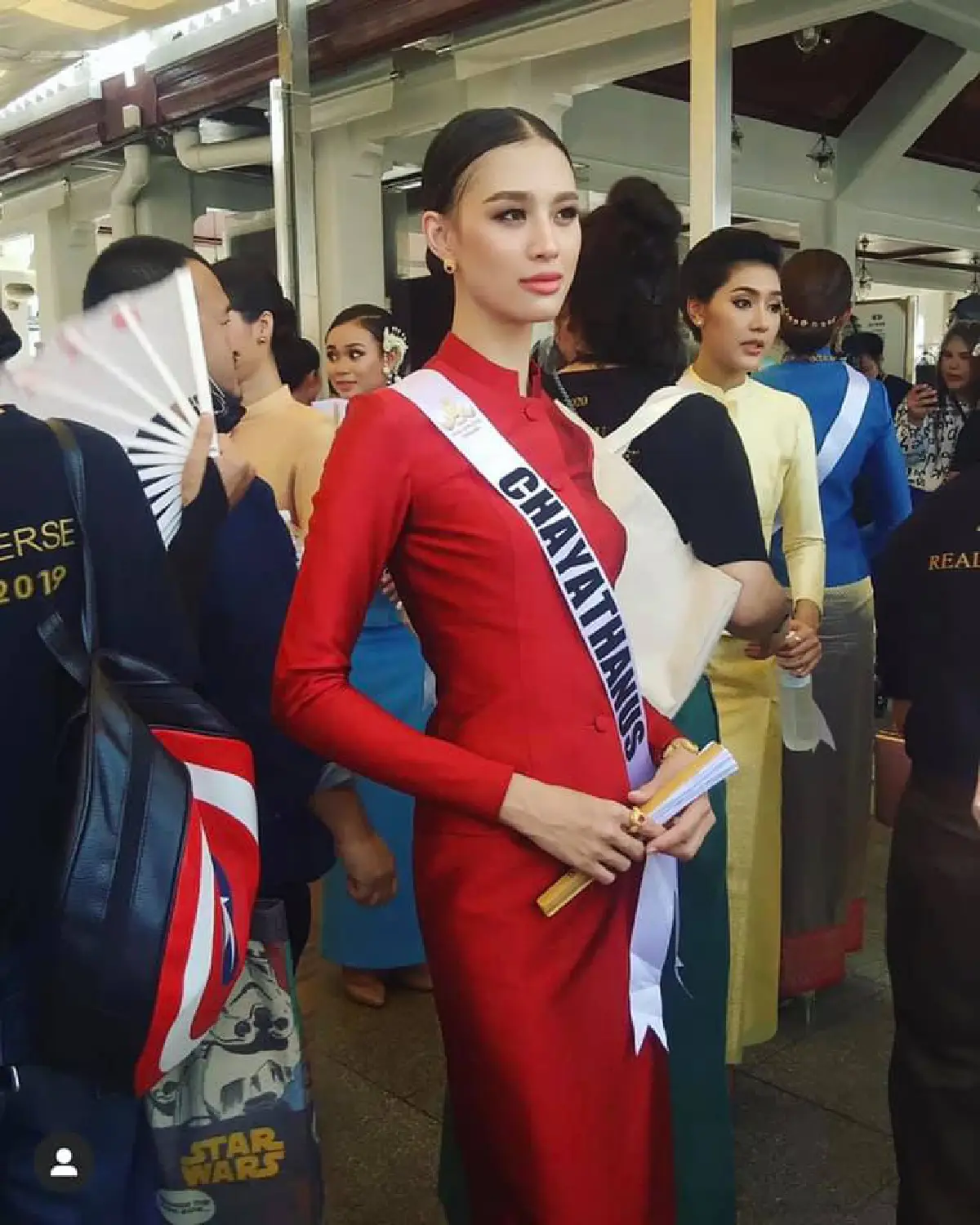 30 สาวงาม “มิสยูนิเวิร์สไทยแลนด์ 2020” สุดสง่าในชุดไทยจิตรลดา เดินทางกราบสักการะสิ่งศักดิ์สิทธิ์ 