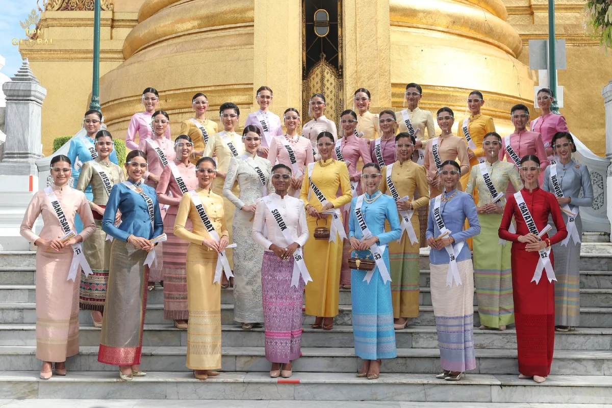 30 สาวงาม “มิสยูนิเวิร์สไทยแลนด์ 2020” สุดสง่าในชุดไทยจิตรลดา เดินทางกราบสักการะสิ่งศักดิ์สิทธิ์ 