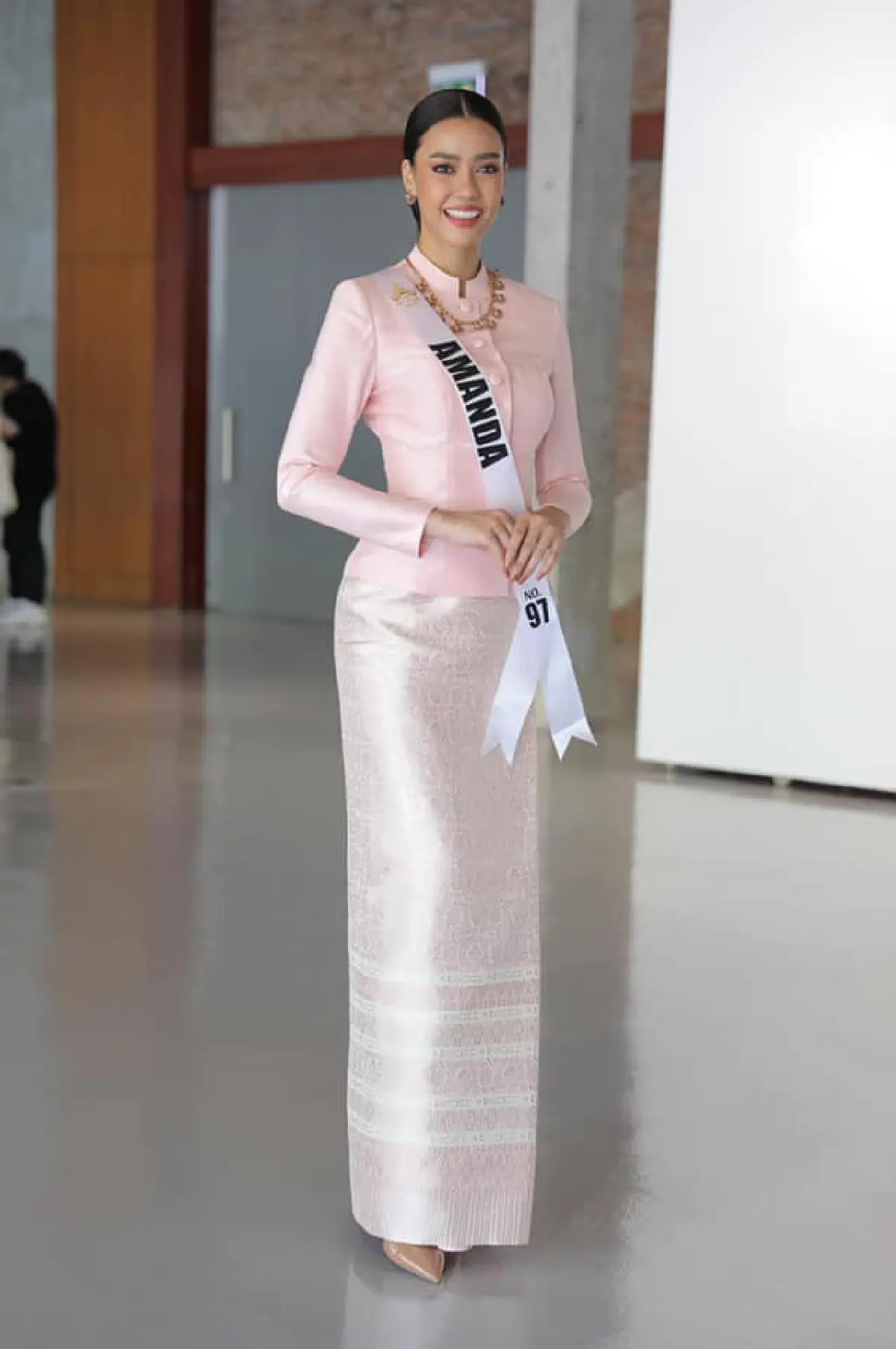 30 สาวงาม “มิสยูนิเวิร์สไทยแลนด์ 2020” สุดสง่าในชุดไทยจิตรลดา เดินทางกราบสักการะสิ่งศักดิ์สิทธิ์ 