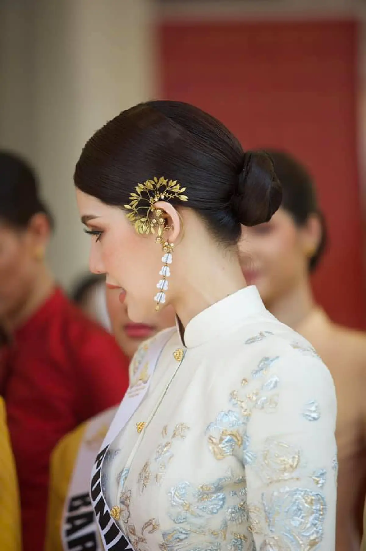 30 สาวงาม “มิสยูนิเวิร์สไทยแลนด์ 2020” สุดสง่าในชุดไทยจิตรลดา เดินทางกราบสักการะสิ่งศักดิ์สิทธิ์ 