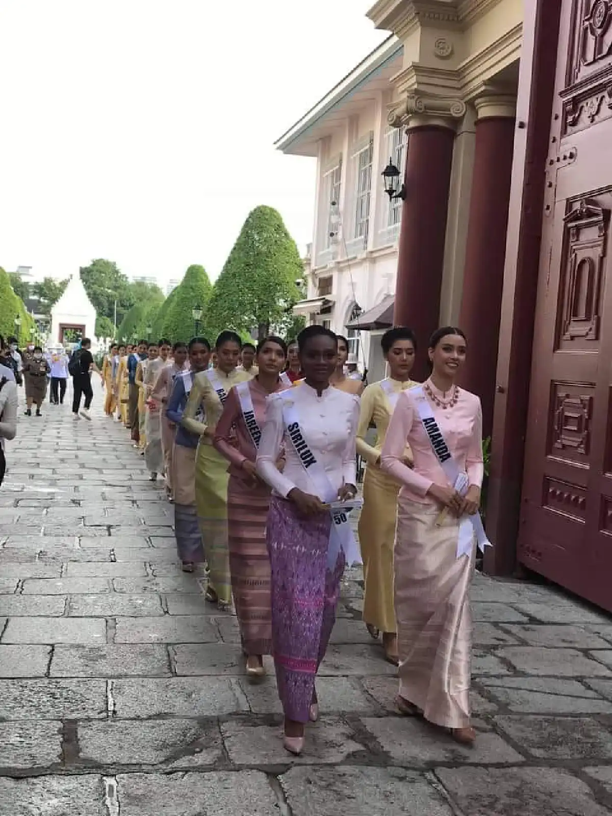 30 สาวงาม “มิสยูนิเวิร์สไทยแลนด์ 2020” สุดสง่าในชุดไทยจิตรลดา เดินทางกราบสักการะสิ่งศักดิ์สิทธิ์ 