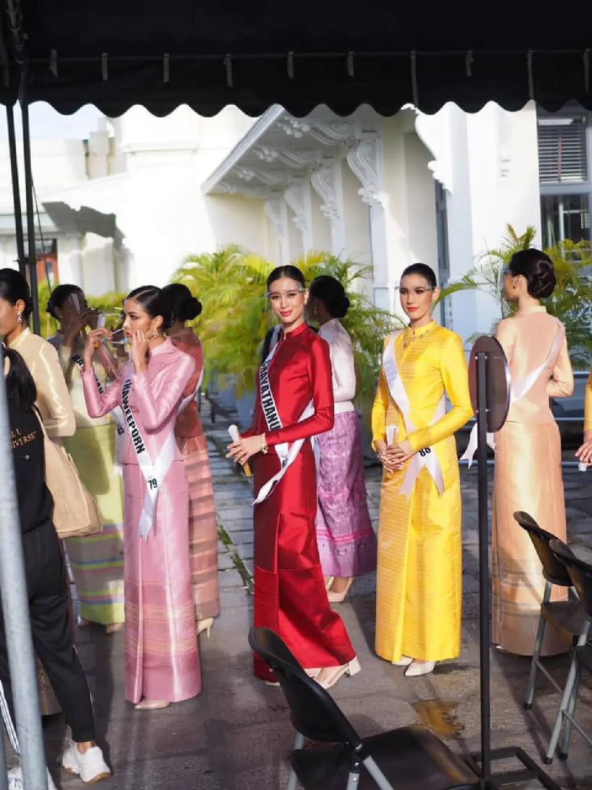 30 สาวงาม “มิสยูนิเวิร์สไทยแลนด์ 2020” สุดสง่าในชุดไทยจิตรลดา เดินทางกราบสักการะสิ่งศักดิ์สิทธิ์ 