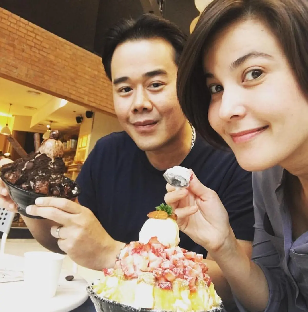 ธัญญ่า โผล่คอมเมนต์แซวรูป เป๊ก สัณชัย ถามผู้ดูแลคนไหนถ่ายให้?