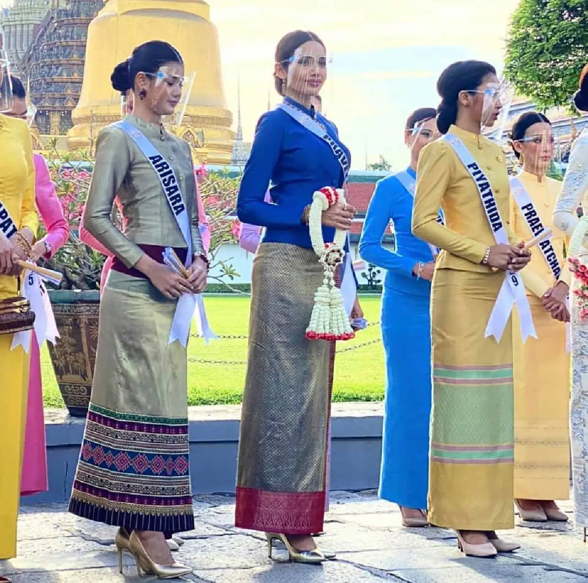 30 สาวงาม “มิสยูนิเวิร์สไทยแลนด์ 2020” สุดสง่าในชุดไทยจิตรลดา เดินทางกราบสักการะสิ่งศักดิ์สิทธิ์ 