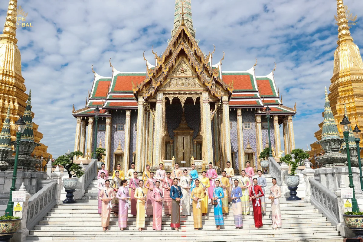 30 สาวงาม “มิสยูนิเวิร์สไทยแลนด์ 2020” สุดสง่าในชุดไทยจิตรลดา เดินทางกราบสักการะสิ่งศักดิ์สิทธิ์ 