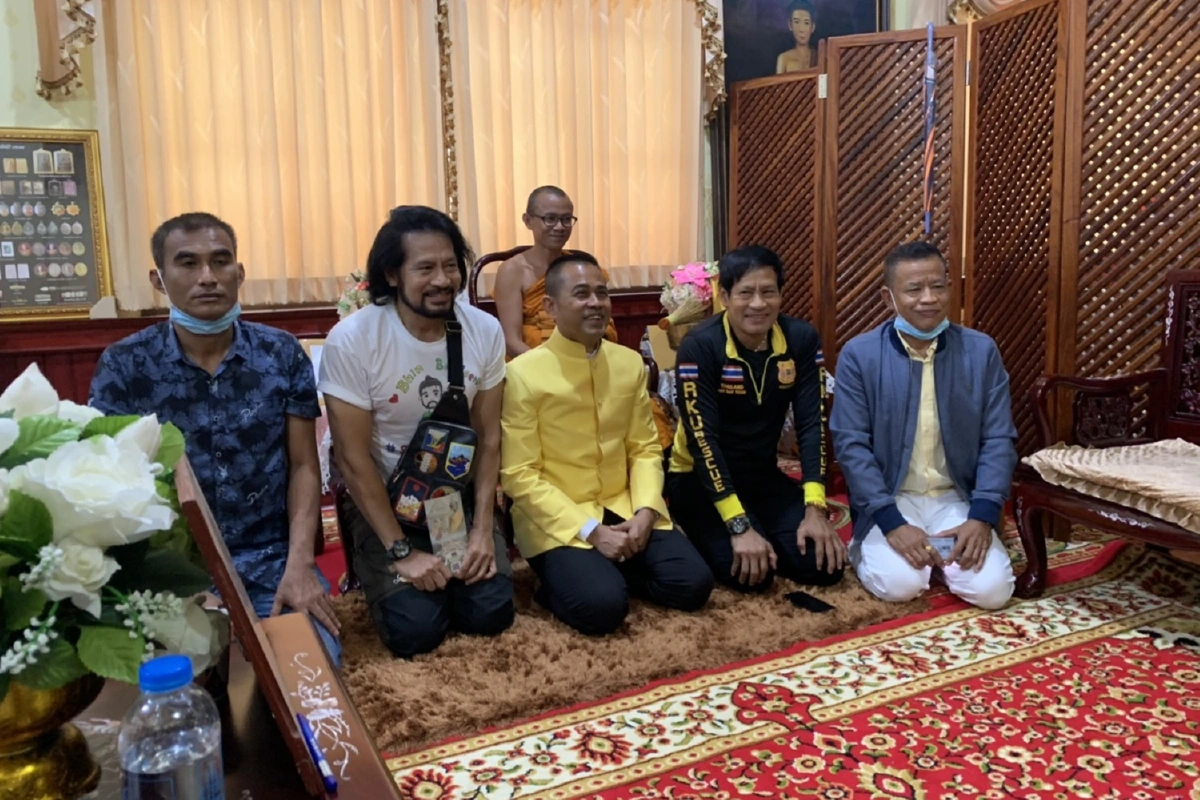 จบด้วยดี!“บิณฑ์-เอกพันธ์”กราบขอขมาเจ้าอาวาสวัดเจดีย์ไอ้ไข่