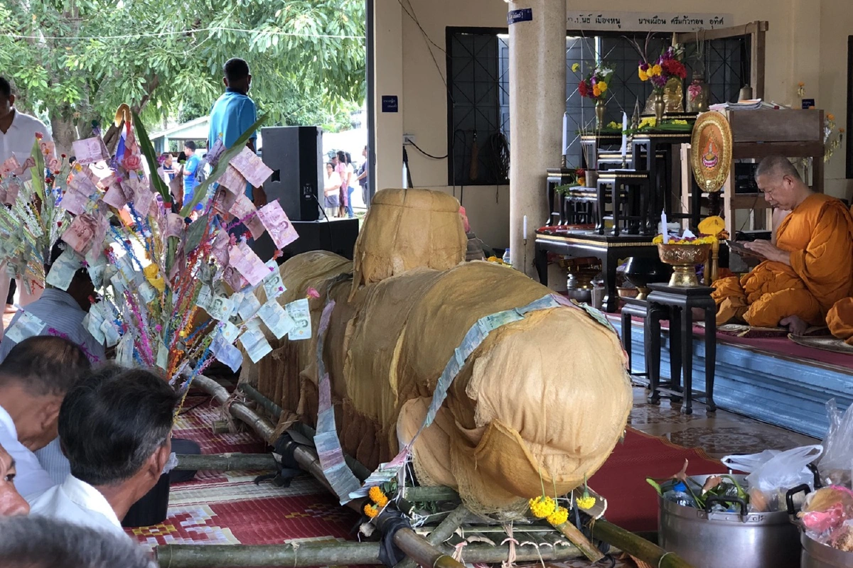 ชาวบ้านแห่หมรับสร้างเป็นเรือดำน้ำ งานประเพณีบุญสารทเดือนสิบ