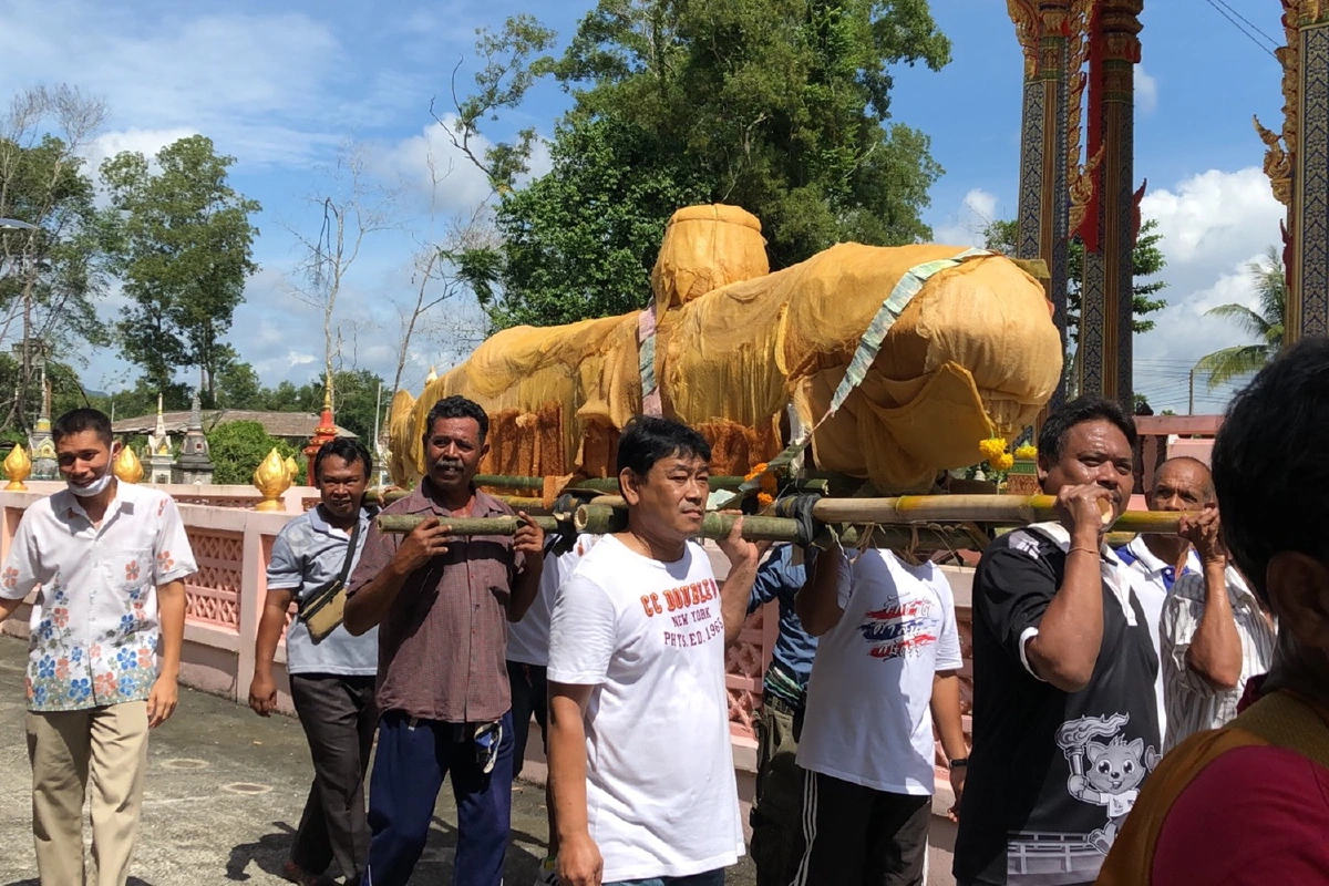 ชาวบ้านแห่หมรับสร้างเป็นเรือดำน้ำ งานประเพณีบุญสารทเดือนสิบ