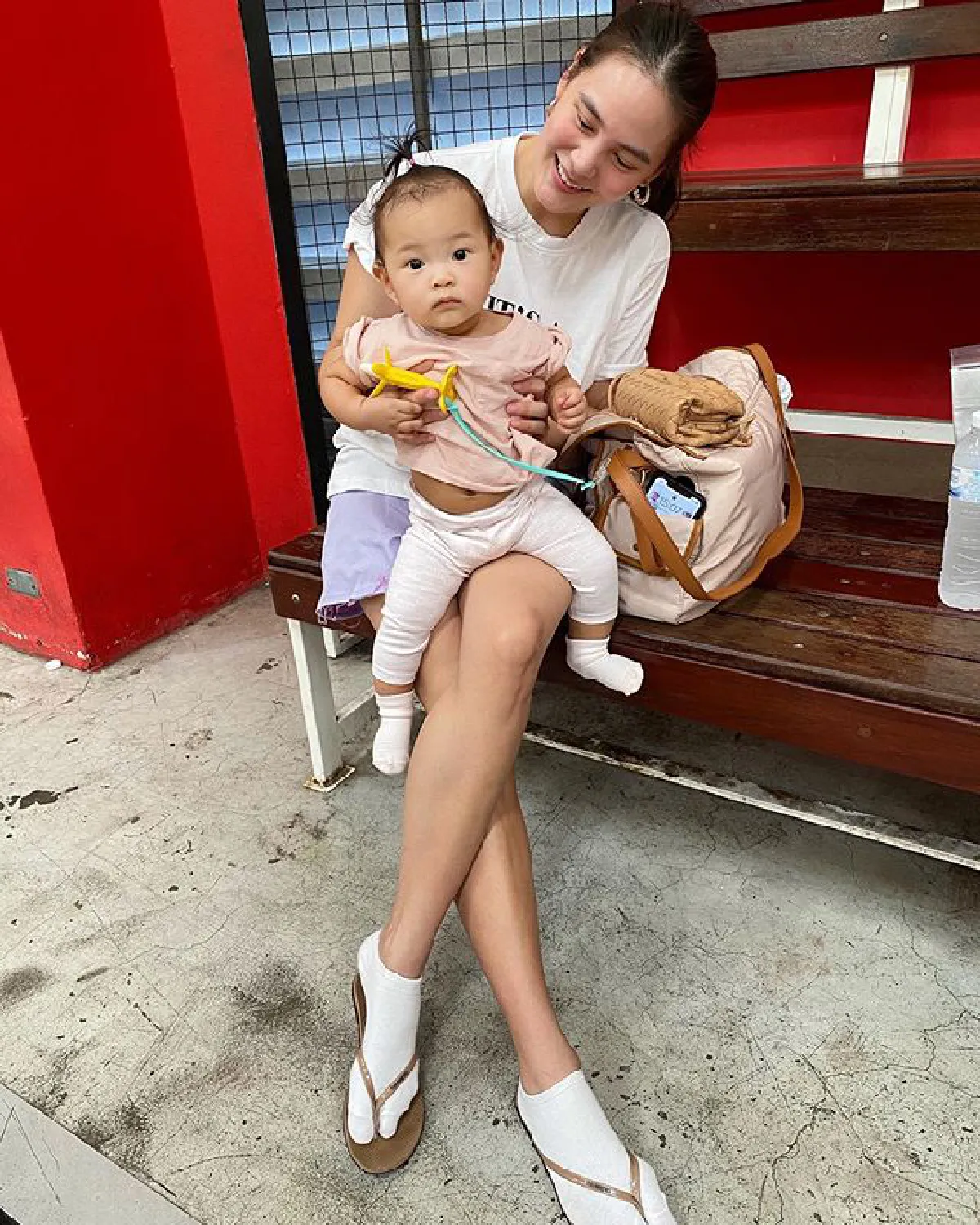 เจนี่ ลงภาพครอบครัวสุขสันต์พา น้องโนล่า นั่งรถซิ่งหน้าบ้าน