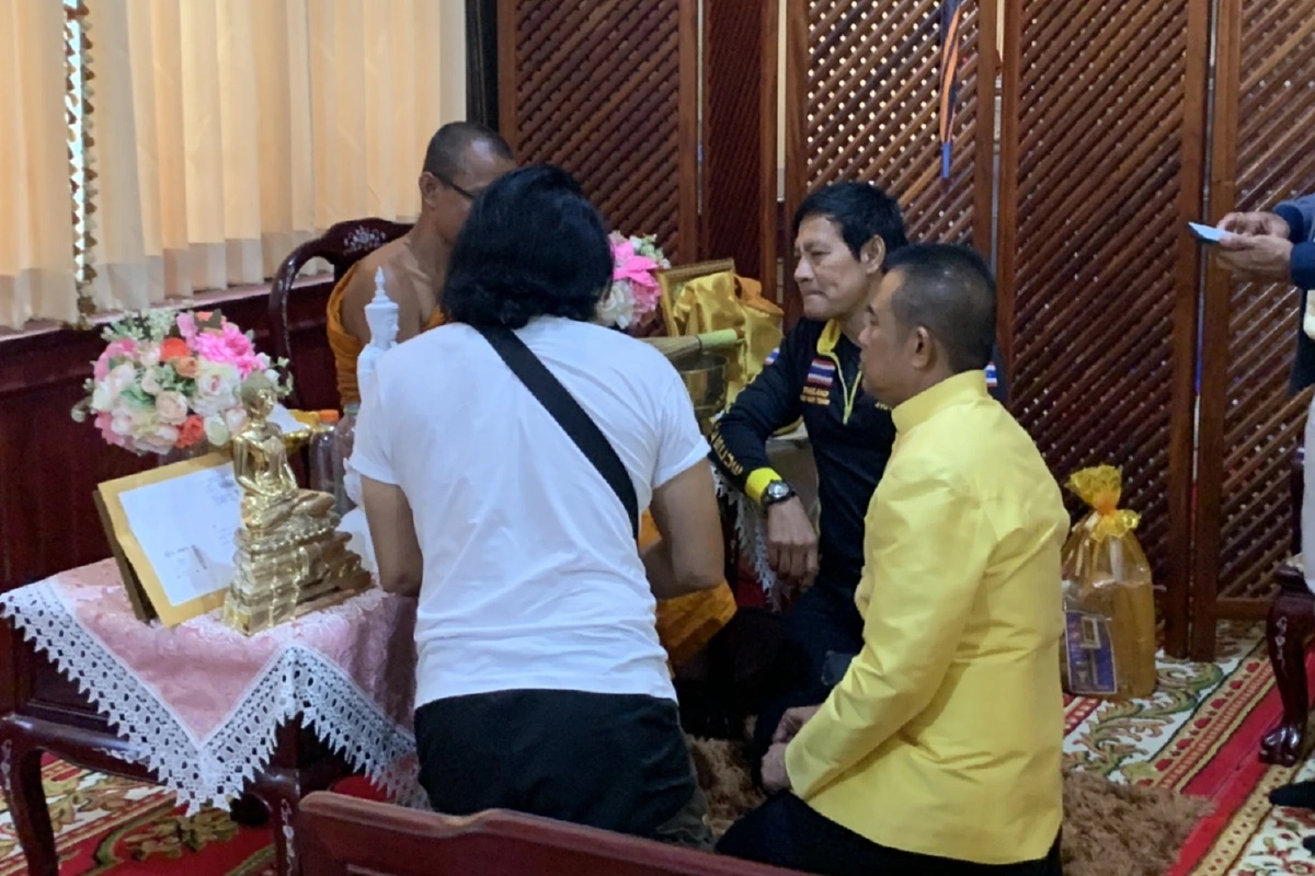 จบด้วยดี!“บิณฑ์-เอกพันธ์”กราบขอขมาเจ้าอาวาสวัดเจดีย์ไอ้ไข่