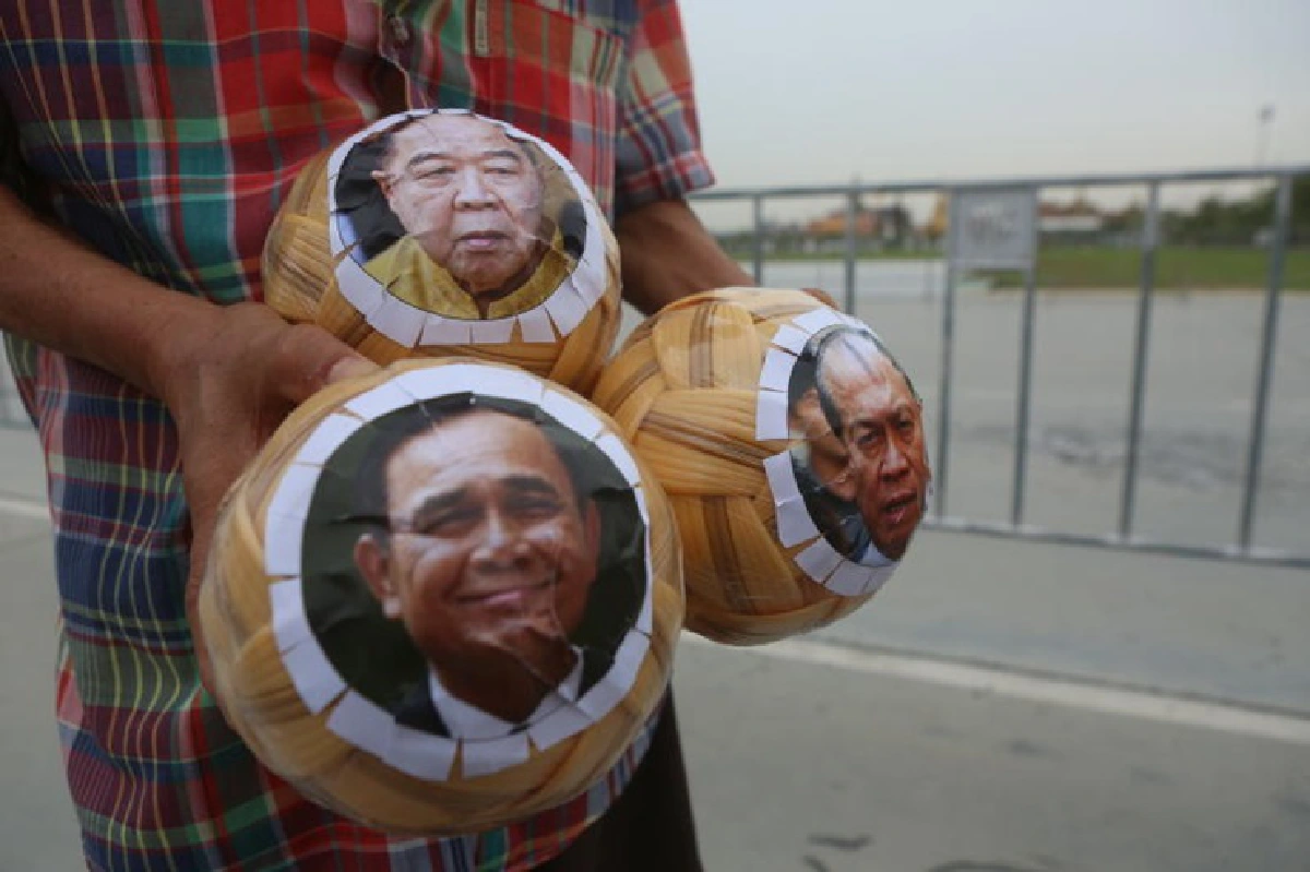 เตะตะกร้อล้อ 3ป.กลางสนามหลวง อุ่นเครื่องม็อบ 19 ก.ย. 