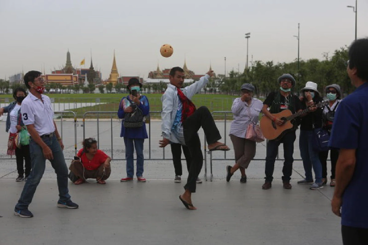 เตะตะกร้อล้อ 3ป.กลางสนามหลวง อุ่นเครื่องม็อบ 19 ก.ย. 