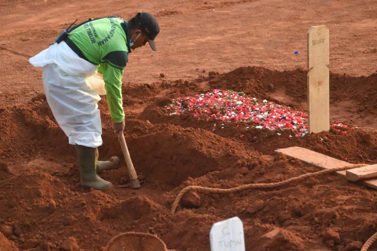 อินโดคุมเข้ม ลงโทษคนไม่ใส่หน้ากากขุดหลุมฝังเหยื่อโควิด-19