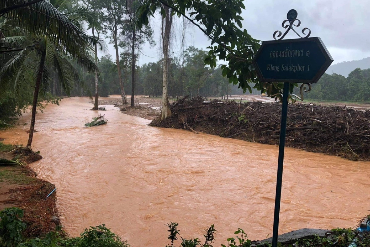 ตราดเจอหางพายุโนอึล เกาะช้างน้ำป่าหลากท่วม