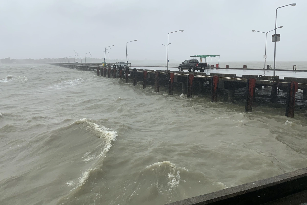 พายุโนอึลทำคลื่นลมแรงเรือโดยสารเกาะกูดหยุดให้บริการ
