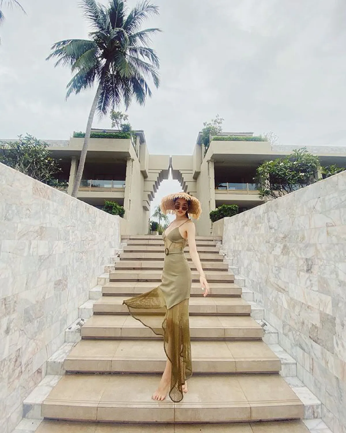 เกรซ กาญจน์เกล้า นุ่งชุดว่ายน้ำอวดหุ่นเซ็กซี่ เผยผิวขาวออร่าท้าแดด 