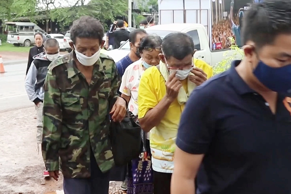 ก้าวหน้าสกลนครจัดเวทีปราศรัยคู่ขนานชุมนุมสนามหลวง