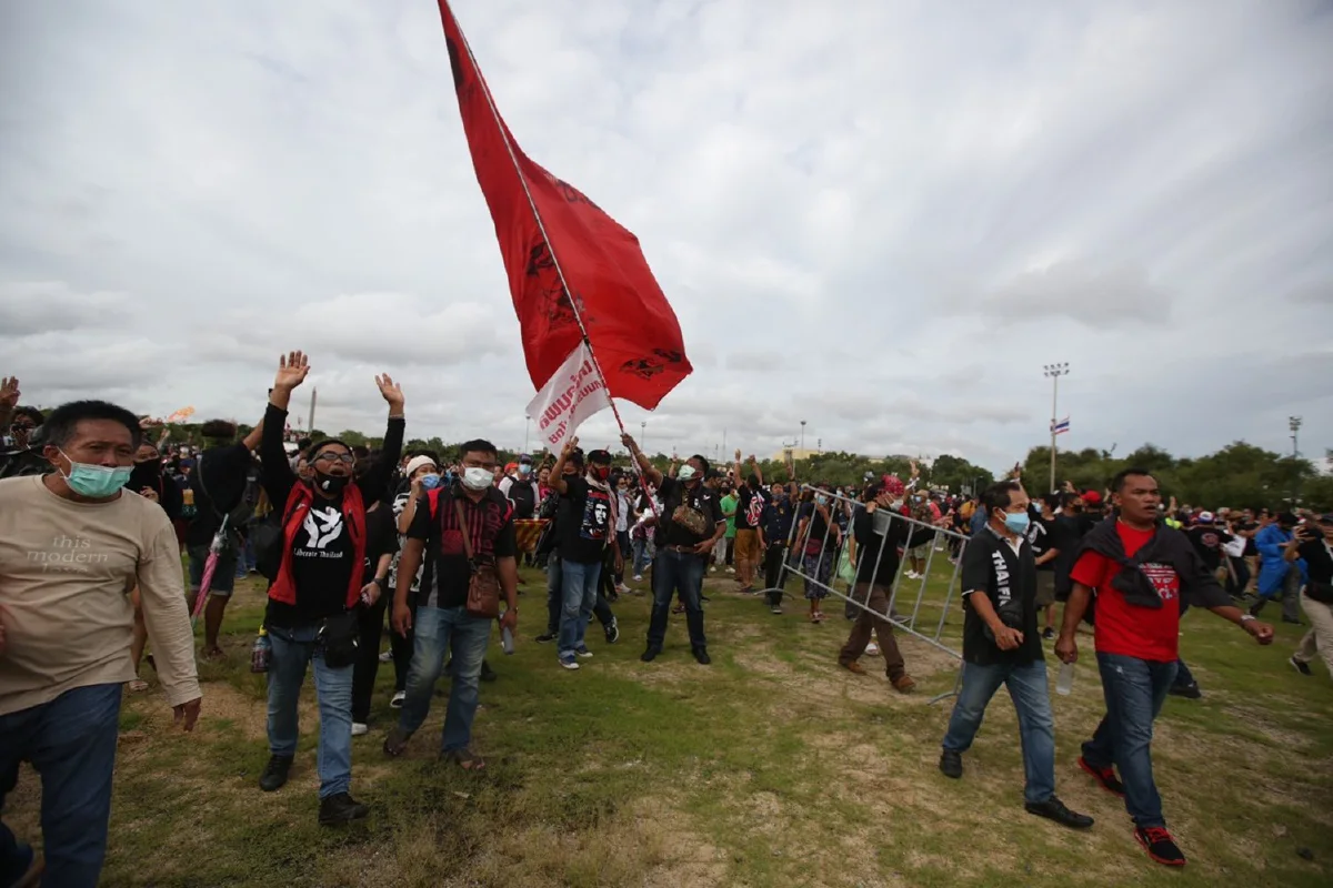 ตร.ถอย! ม็อบทลายรั้วกั้น ขยายพื้นที่ชุมนุมสนามหลวง