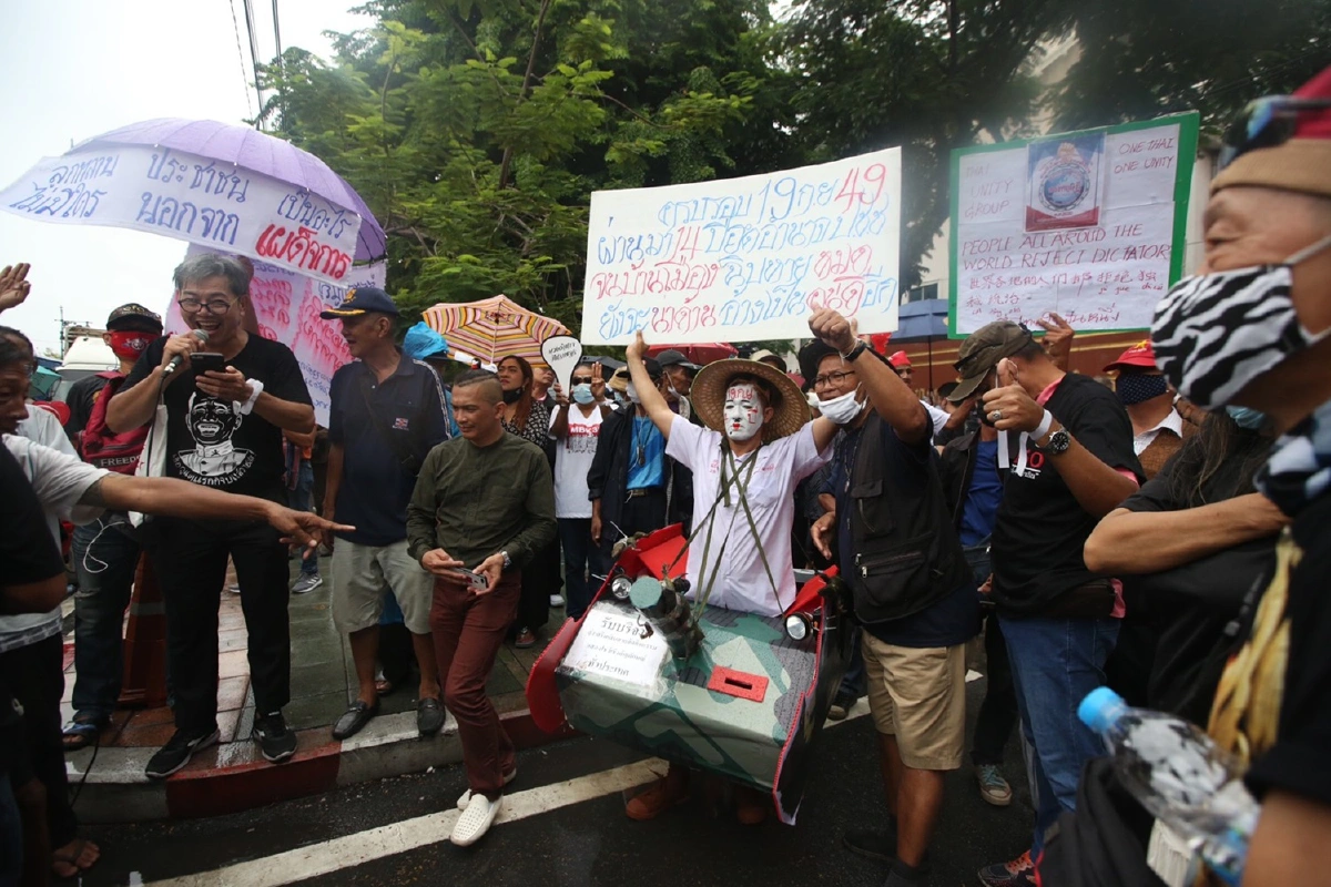 มธ.ท่าพระจันทร์ยอมเปิดประตูแกนำพาผู้ชุมนุมปักหลักด้านใน