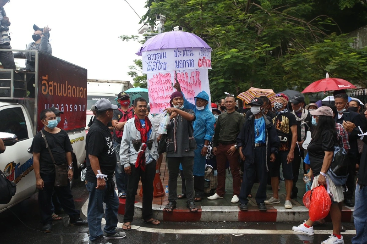 มธ.ท่าพระจันทร์ยอมเปิดประตูแกนำพาผู้ชุมนุมปักหลักด้านใน