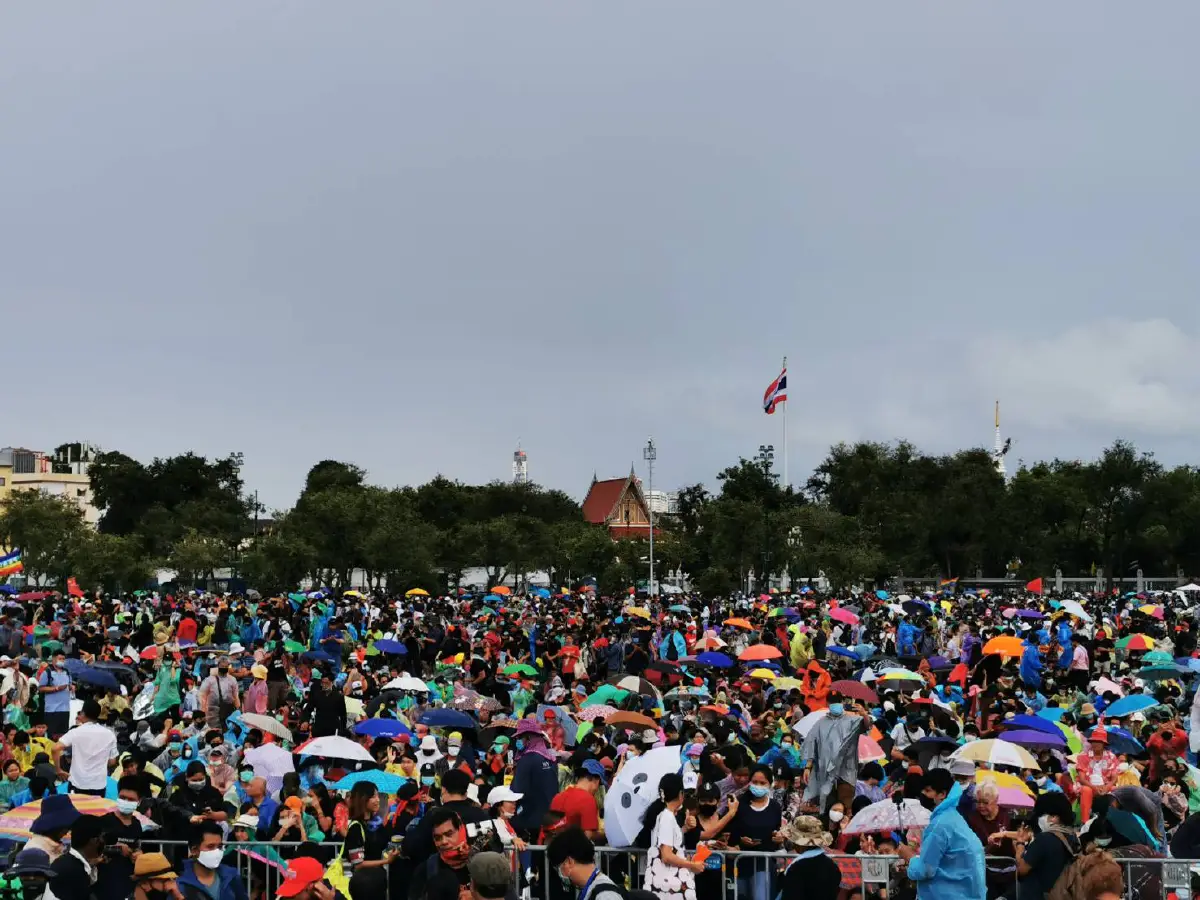 ม็อบเคลื่อนขบวนจากธรรมศาสตร์มาปักหลักสนามหลวงแล้ว