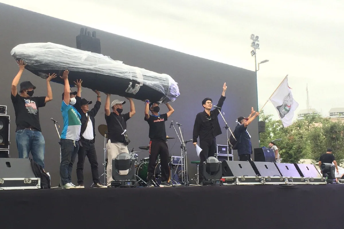 แนวร่วมธรรมศาสตร์ฯเริ่มปราศรัยบนเวที ม็อบแน่นสนามหลวง