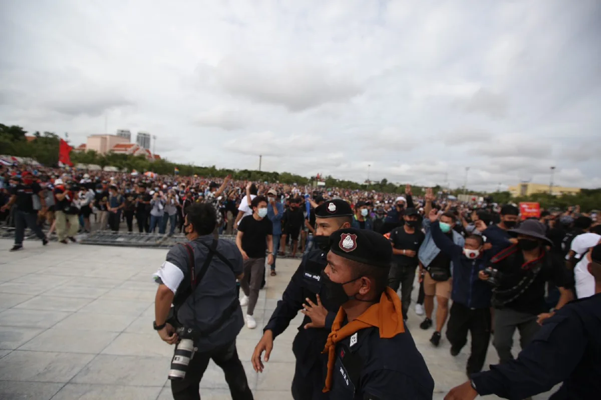 ตร.ถอย! ม็อบทลายรั้วกั้น ขยายพื้นที่ชุมนุมสนามหลวง