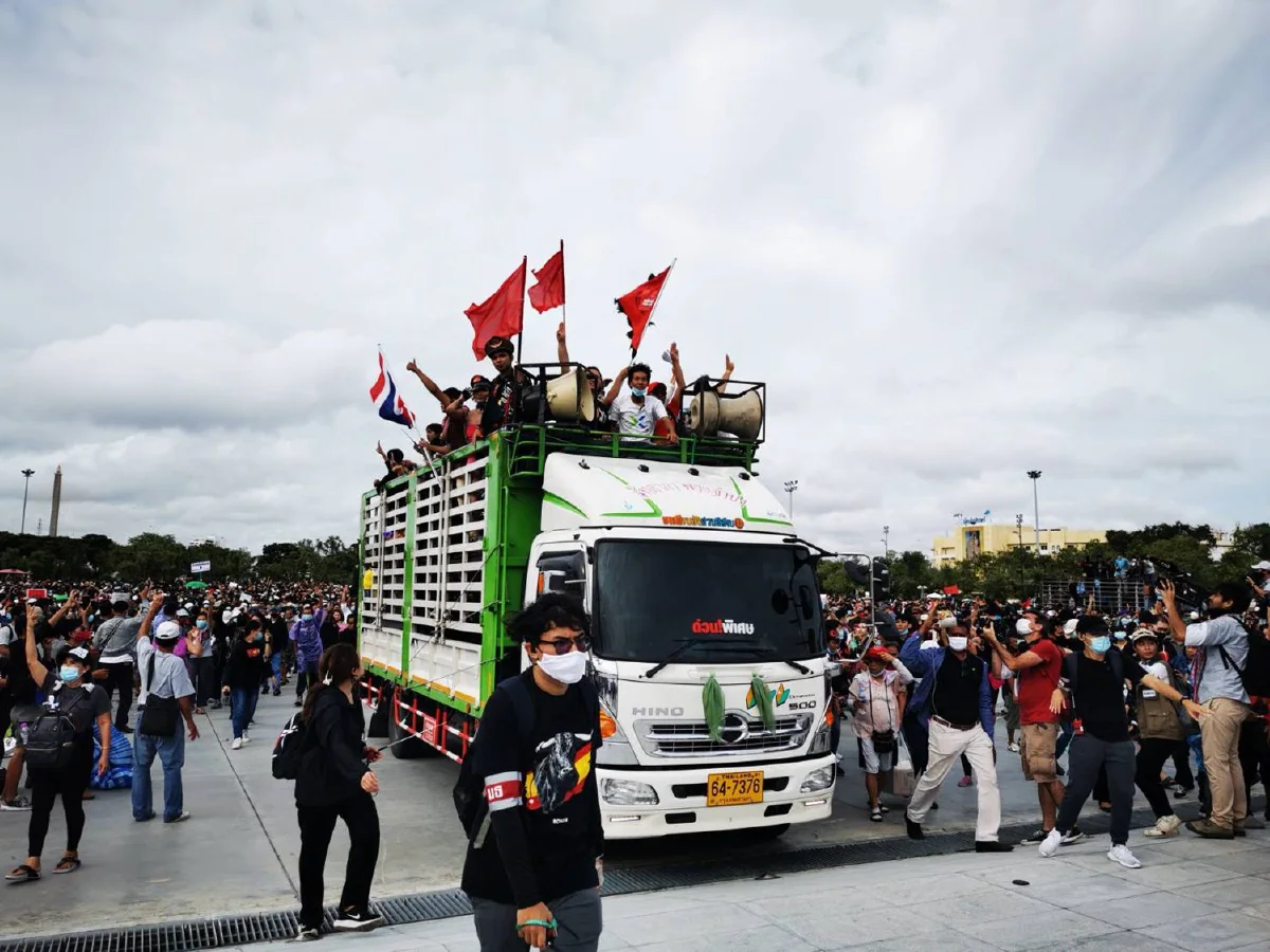 ตร.ถอย! ม็อบทลายรั้วกั้น ขยายพื้นที่ชุมนุมสนามหลวง