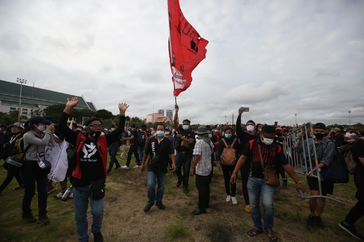 ตร.ถอย! ม็อบทลายรั้วกั้น ขยายพื้นที่ชุมนุมสนามหลวง