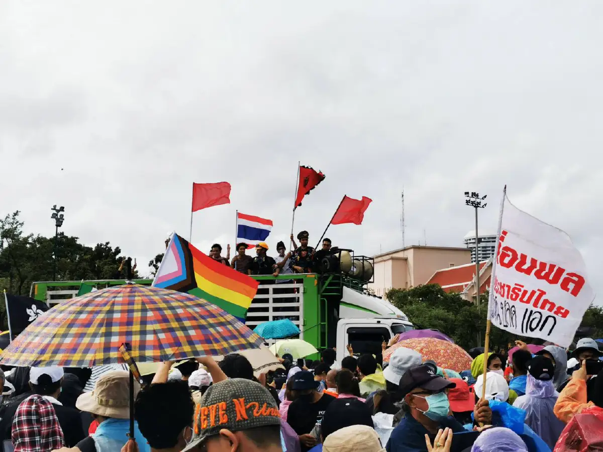 ม็อบเคลื่อนขบวนจากธรรมศาสตร์มาปักหลักสนามหลวงแล้ว