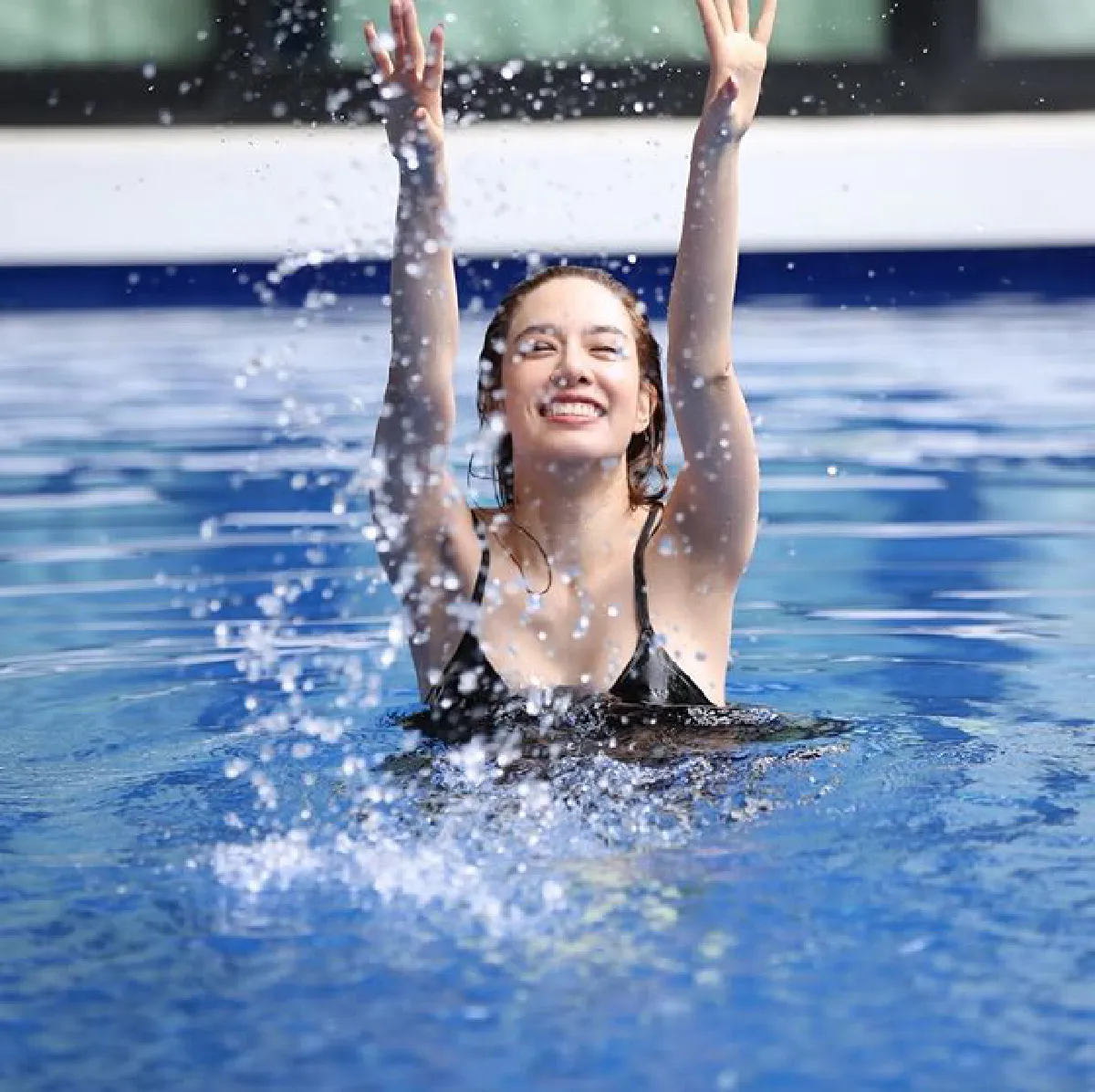 เกรซ กาญจน์เกล้า นุ่งชุดว่ายน้ำอวดหุ่นเซ็กซี่ เผยผิวขาวออร่าท้าแดด 