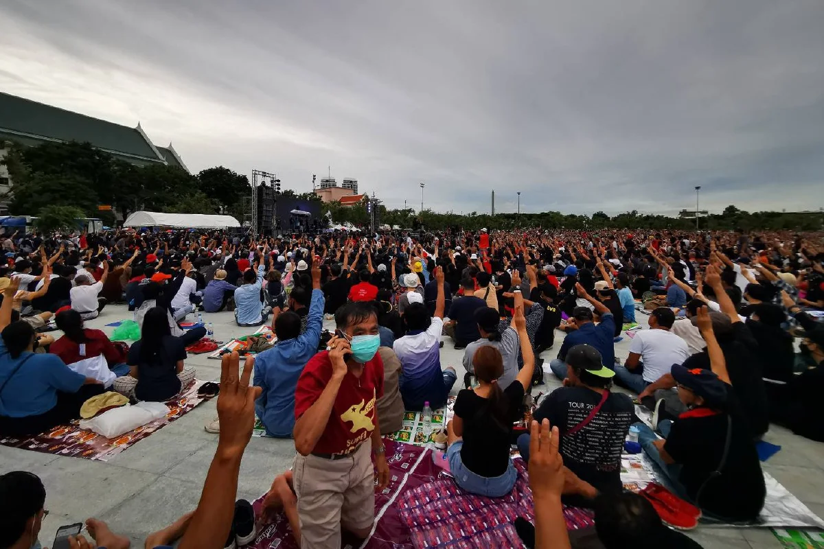 แนวร่วมธรรมศาสตร์ฯเริ่มปราศรัยบนเวที ม็อบแน่นสนามหลวง