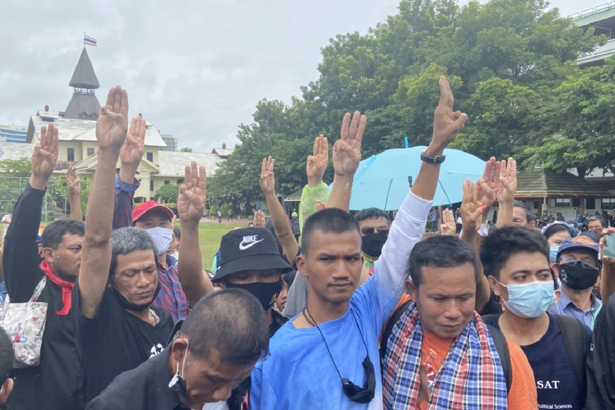 มธ.ท่าพระจันทร์ยอมเปิดประตูแกนำพาผู้ชุมนุมปักหลักด้านใน