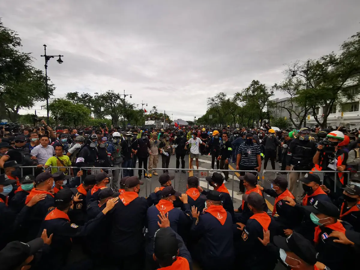 แกนนำม็อบส่งตัวแทนยื่นข้อเรียกร้องที่ "ทำเนียบองคมนตรี"