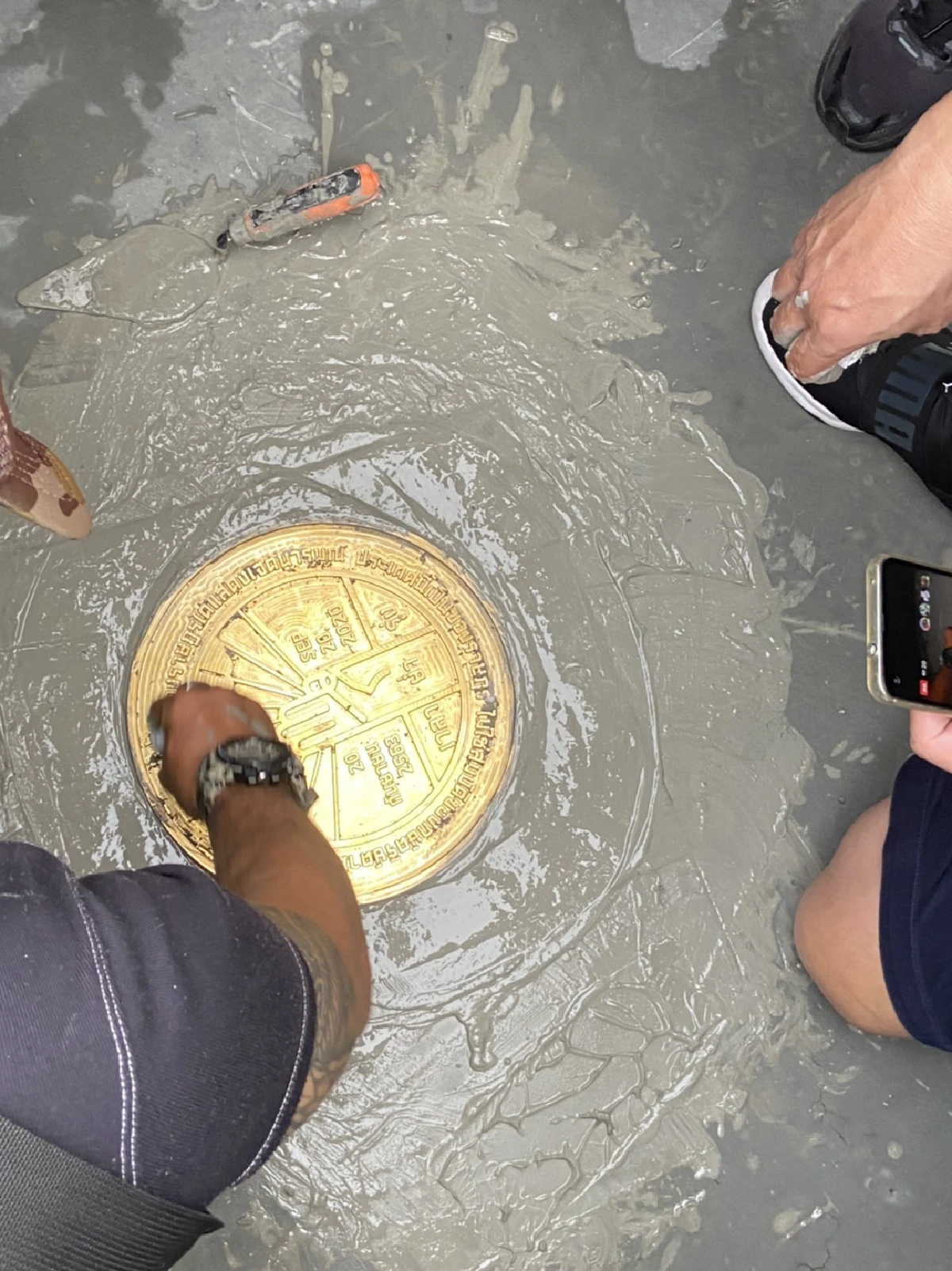 ม็อบเจาะพื้นสนามหลวงปักหมุดคณะราษฎรหมุดที่2