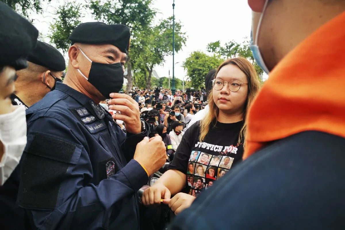 แกนนำม็อบส่งตัวแทนยื่นข้อเรียกร้องที่ "ทำเนียบองคมนตรี"