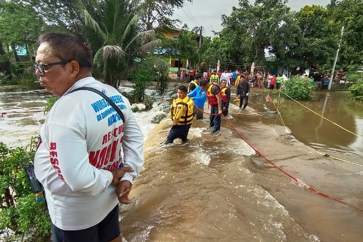 ญาตินำร่างทรงช่วยตามหาเด็กม.2ถูกกระแสน้ำพัดจมหาย