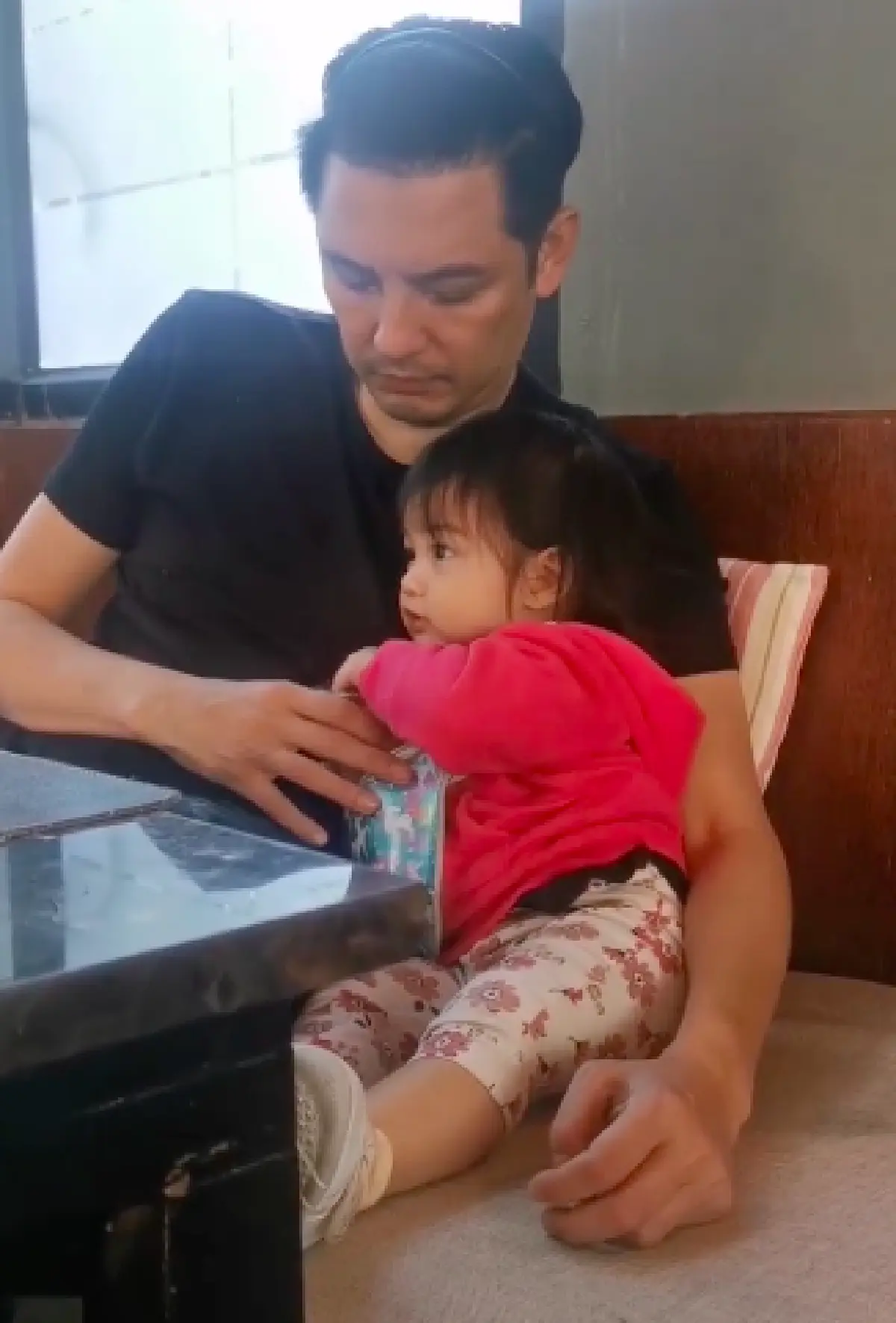  “ติ๊ก” สุดแฮปปี้! คอมเมนต์รูป “หนุ่ม ศรราม” อุ้ม “น้องวีจิ” ออกงาน พร้อมใส่รองเท้าที่ซื้อให้ออกงาน