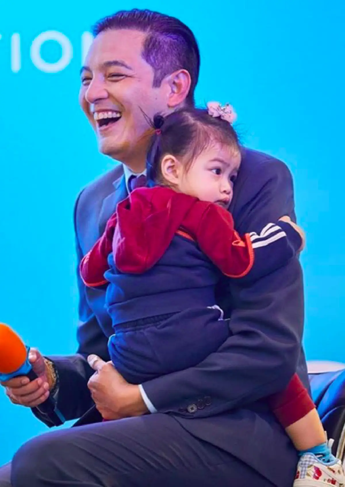  “ติ๊ก” สุดแฮปปี้! คอมเมนต์รูป “หนุ่ม ศรราม” อุ้ม “น้องวีจิ” ออกงาน พร้อมใส่รองเท้าที่ซื้อให้ออกงาน