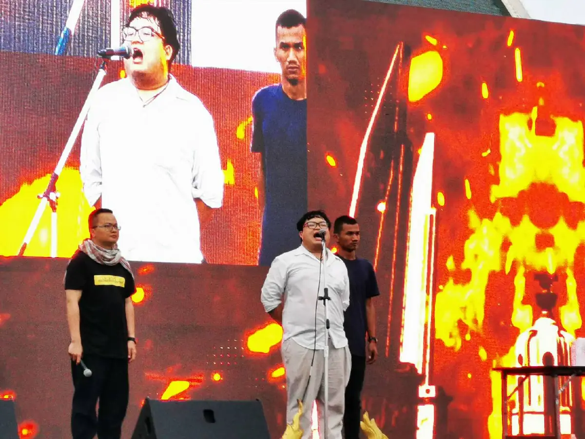 ม็อบเจาะพื้นสนามหลวงปักหมุดคณะราษฎรหมุดที่2