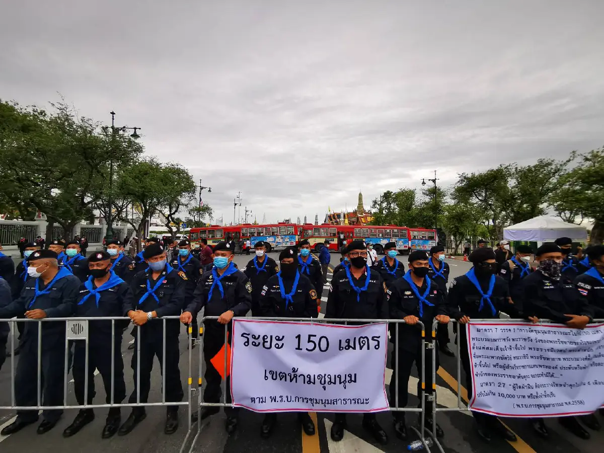 แกนนำม็อบส่งตัวแทนยื่นข้อเรียกร้องที่ "ทำเนียบองคมนตรี"